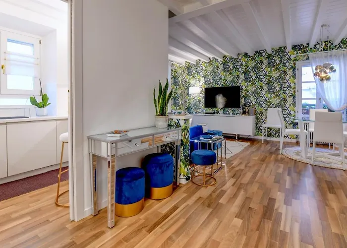 Glow - By Myhomeincomo Apartman *